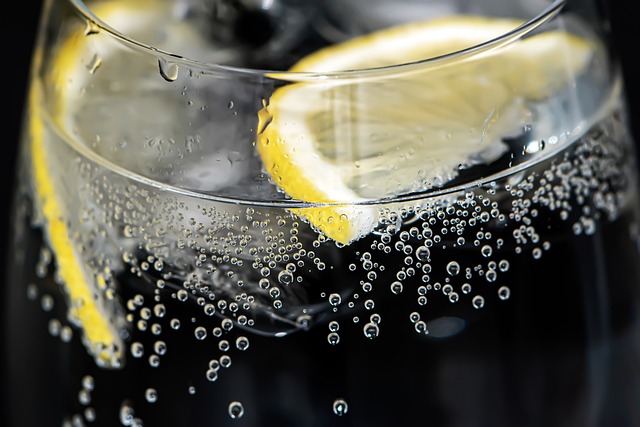 朝に飲むレモン水の作り方